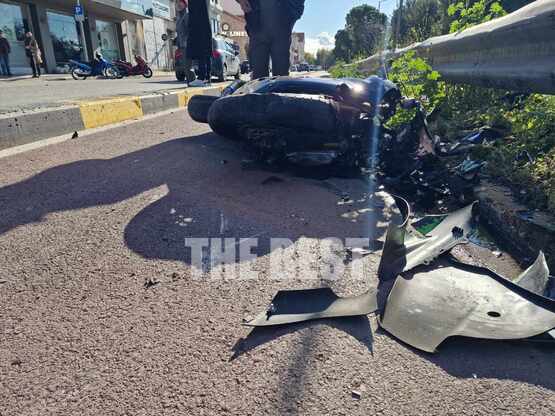 Νεκρός ο 26χρονος δικυκλιστής στην Όθωνος Αμαλίας – Μηχανή εκσφενδονίστηκε στον ποδηλατόδρομο –